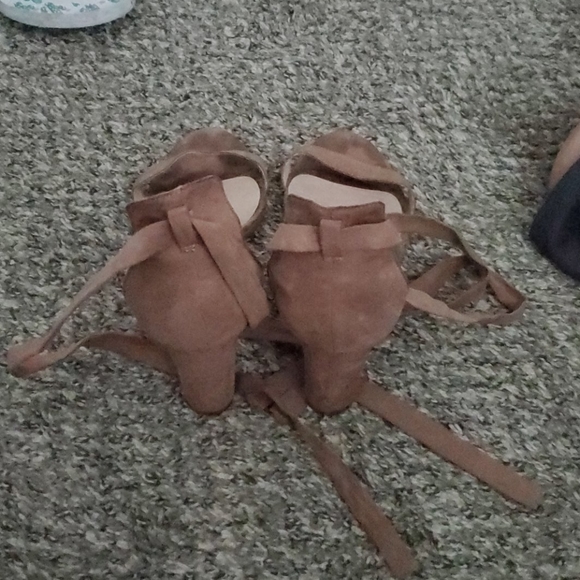 Heels - Picture 4 of 4